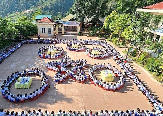 Việc đầu tư xây dựng trường học cho các xã biên giới đất liền là một nhiệm vụ trọng tâm. Trong ảnh: Mô hình trường học thân thiện, học sinh tích cực tại vùng cao, biên giới Nậm Pồ (Điện Biên).

