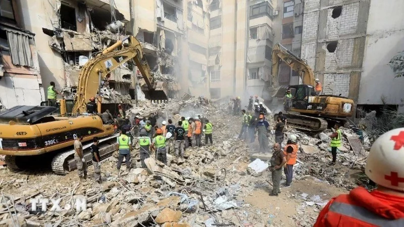 Lực lượng cứu hộ dọn dẹp đống đổ nát sau cuộc tập kích của Israel tại Beirut, Liban. (Ảnh: THX/TTXVN)