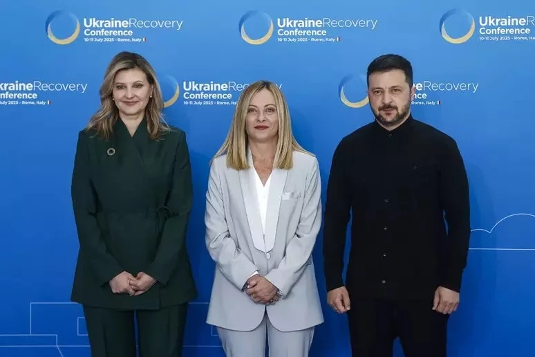 Tổng thống Ukraine Volodymyr Zelenskyy (phải) và Thủ tướng Italia Giorgia Meloni (giữa) tại Hội nghị Phục hồi Ukraine 2025. Ảnh: ANSA