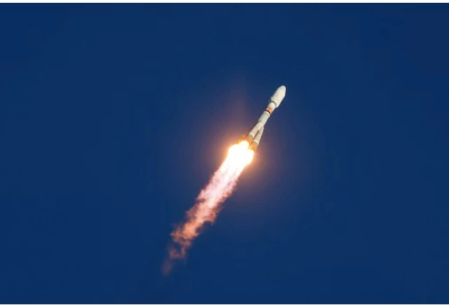 Tên lửa đẩy Soyuz-2.1b mang theo vệ tinh sau khi rời khỏi bệ phóng tại sân bay vũ trụ Vostochny ở vùng Amur, cực Đông nước Nga, ngày 5-11-2024. Ảnh: Iran International
