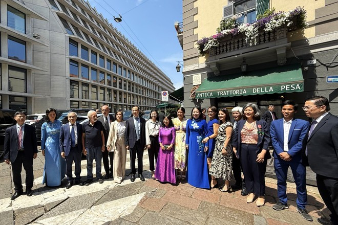 State Vice President Vo Thi Anh Xuan meets with the Vietnamese community and Italian friends. (Photo: VNA)
