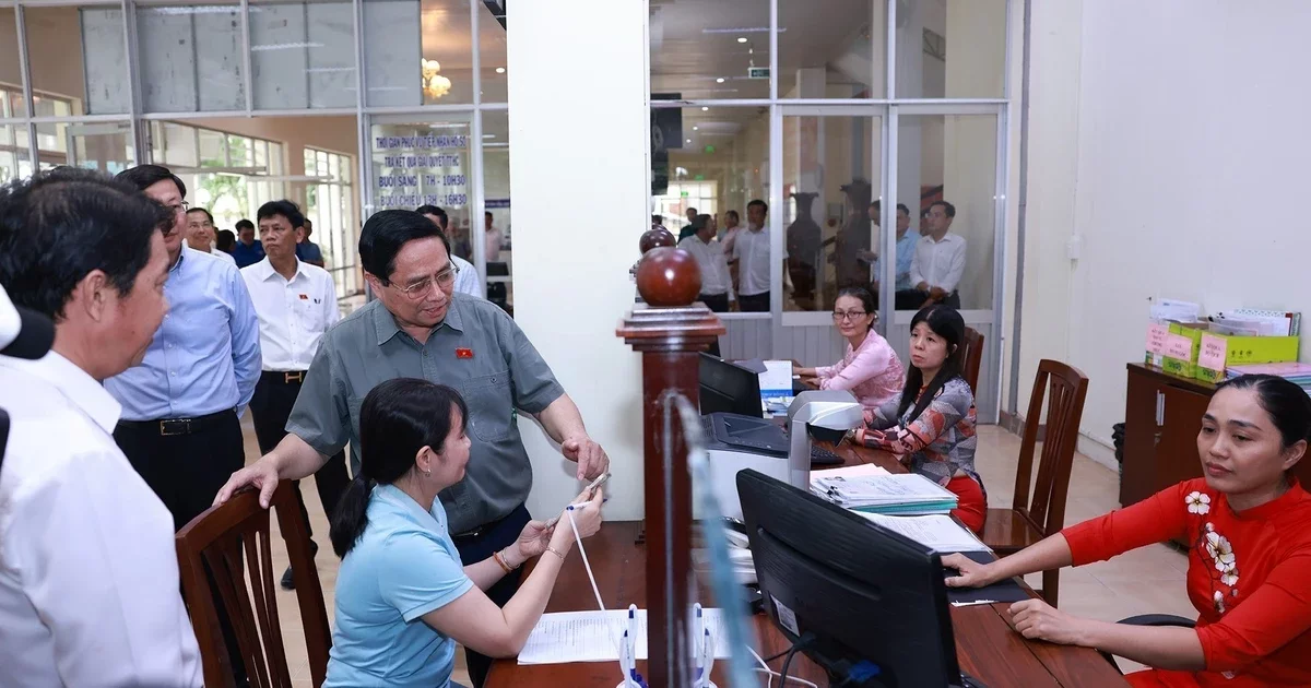 Prime Minister Pham Minh Chinh inspects operations at the Public Administrative Service Centre of Ninh Kieu ward in Can Tho city.