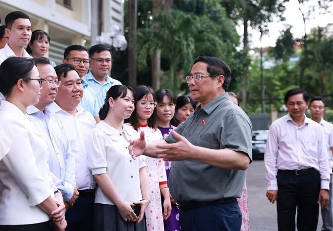 Prime Minister Pham Minh Chinh assigns tasks to officials and public employees at the Public Administrative Service Centre of Ninh Kieu ward. 