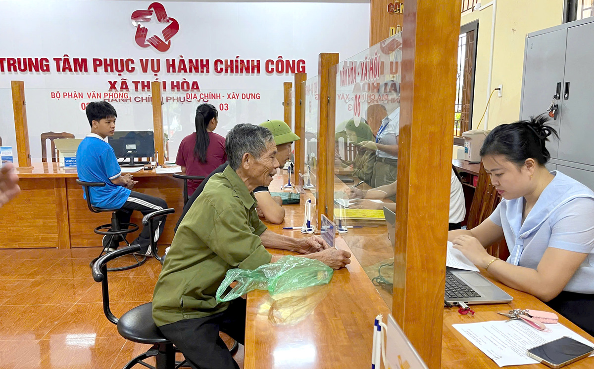 Người dân đến giải quyết thủ tục hành chính tại Trung tâm hành chính công xã Thái Hòa. Ảnh: Công Vượng