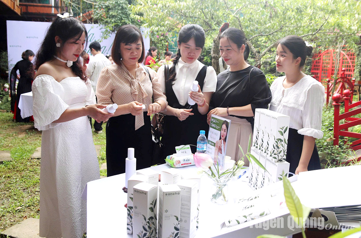 Công ty TNHH Thành Sơn (phường Hà Giang 1) giới thiệu sản phẩm mỹ phẩm chiết suất từ chè Shan tuyết. Ảnh: Hải Anh 