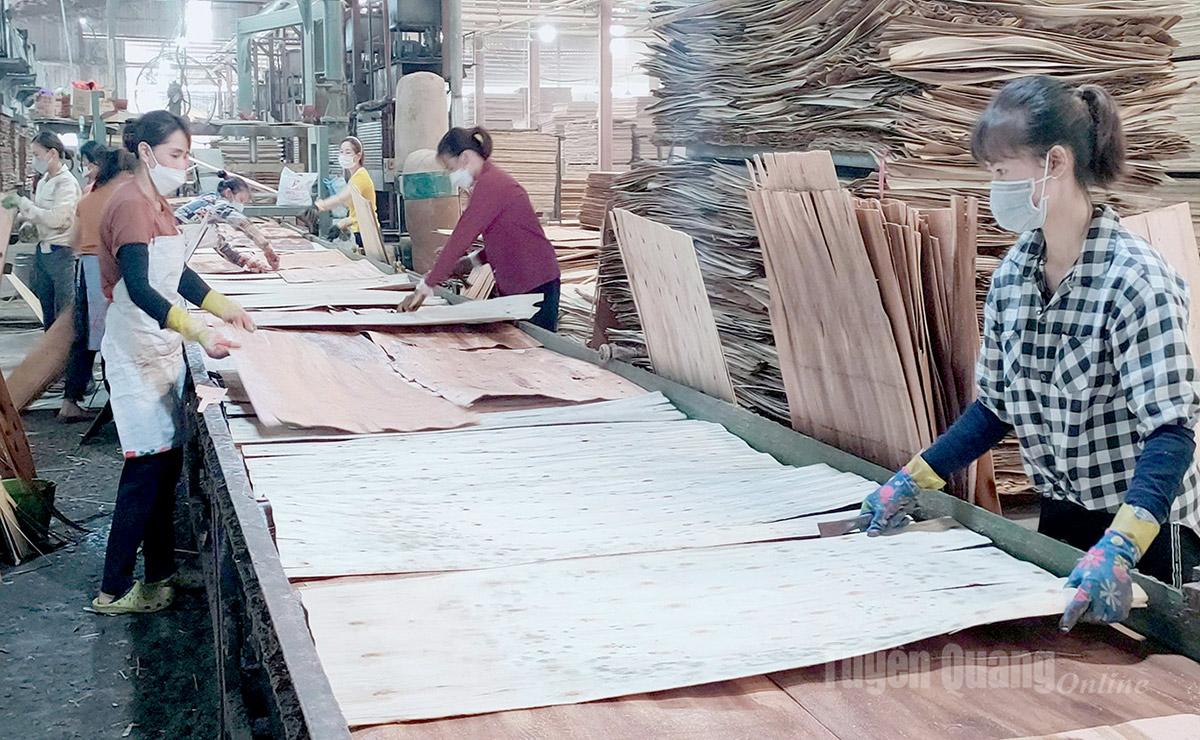 Sản xuất gỗ công nghiệp xuất khẩu tại khu công nghiệp Nam Quang, xã Vĩnh Tuy. Ảnh: Hoàng Hà