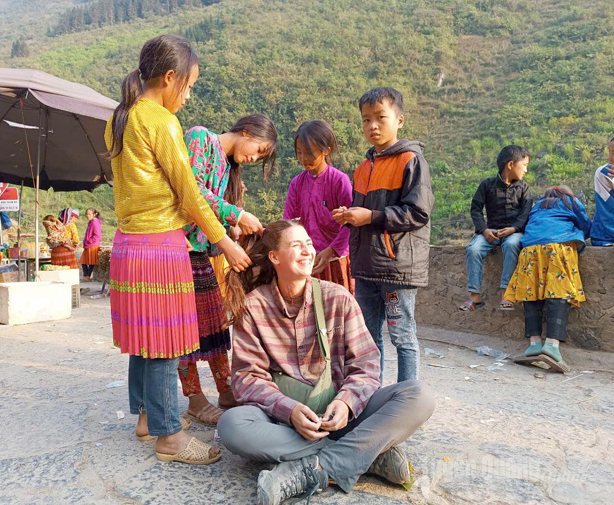 Trẻ em vùng cao mưu sinh tại các điểm du lịch.