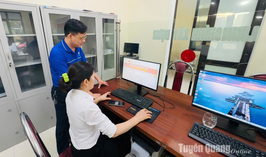 VNPT Tuyên Quang hỗ trợ, hướng dẫn cán bộ, công chức viên chức xã Thái Bình khai thác các ứng dụng CNTT phục vụ công tác chỉ đạo, điều hành của UBND xã.
