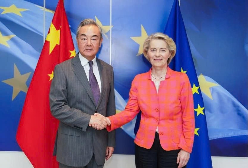 Bộ trưởng Ngoại giao Trung Quốc và Chủ tịch Ủy ban châu Âu trong cuộc gặp tại Brussels. 