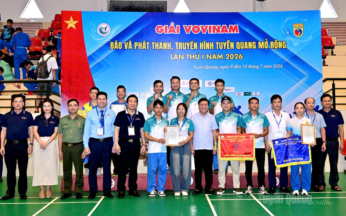 Ban Giám đốc Báo và phát thanh, truyền hình 
Tuyên Quang 
trao giải toàn đoàn cho các đơn vị 
xuất sắc nhất.
Ảnh: Quang Hòa