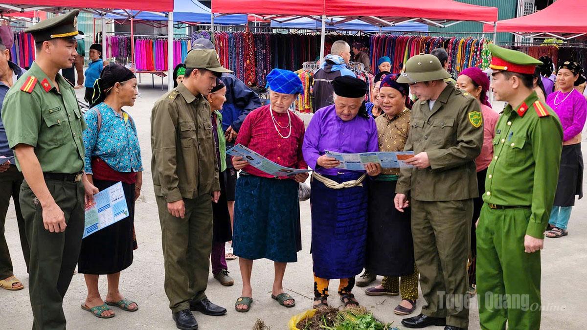 Lực lượng tham gia bảo vệ ANTT ở cơ sở xã Nghĩa Thuận cùng Công an xã tích cực tuyên truyền pháp luật, nâng cao nhận thức của người dân tại địa bàn.