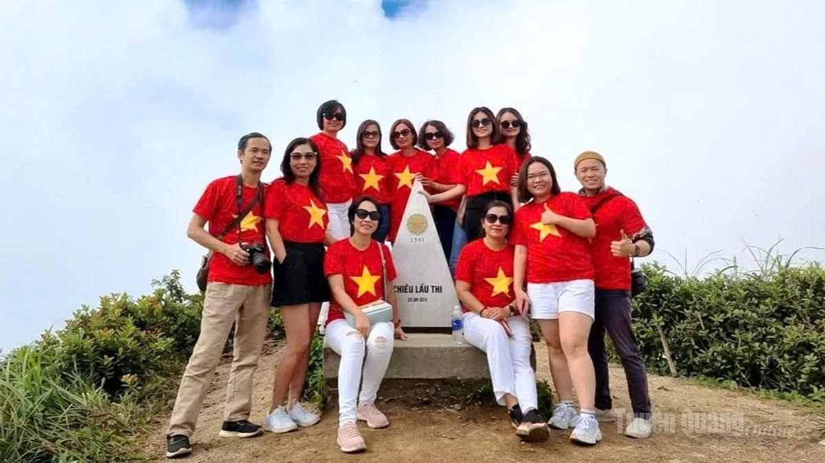 Visitors conquer Chieu Lau Thi Peak at the headwaters of the Chay River.