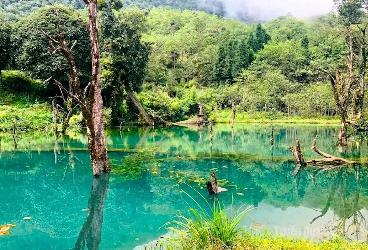 A crystal-clear lake lies amid pristine mountains and forests along the journey to explore Chieu Lau Thi.