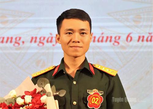 đồng chí 
Vùi Xuân Thanh, Chính trị viên 
phó Ban 
Chỉ huy Quân sự 
xã Đồng Văn.