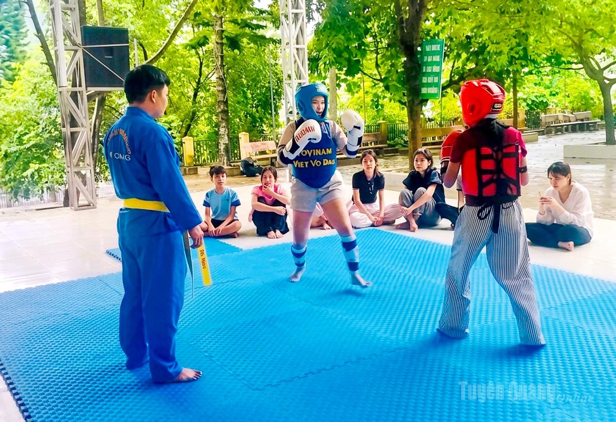 Vận động viên
Câu lạc bộ Vovinam
xã Đồng Văn luyện tập trước giải đấu.