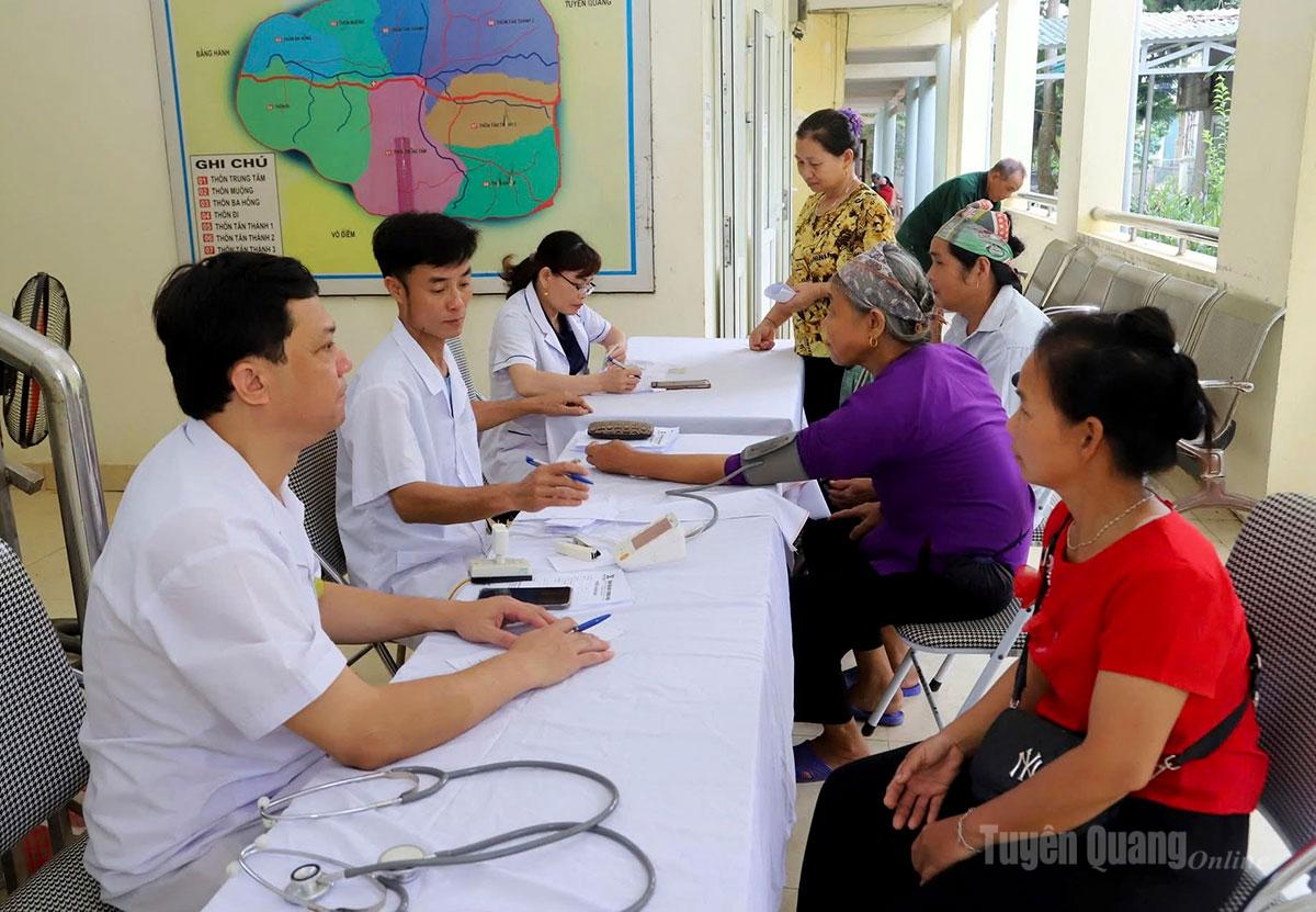 UBND xã Liên Hiệp phối hợp với Bệnh viện mắt Trường Phúc (Phú Thọ) 
tổ chức khám sức khỏe cho người dân trên địa bàn.