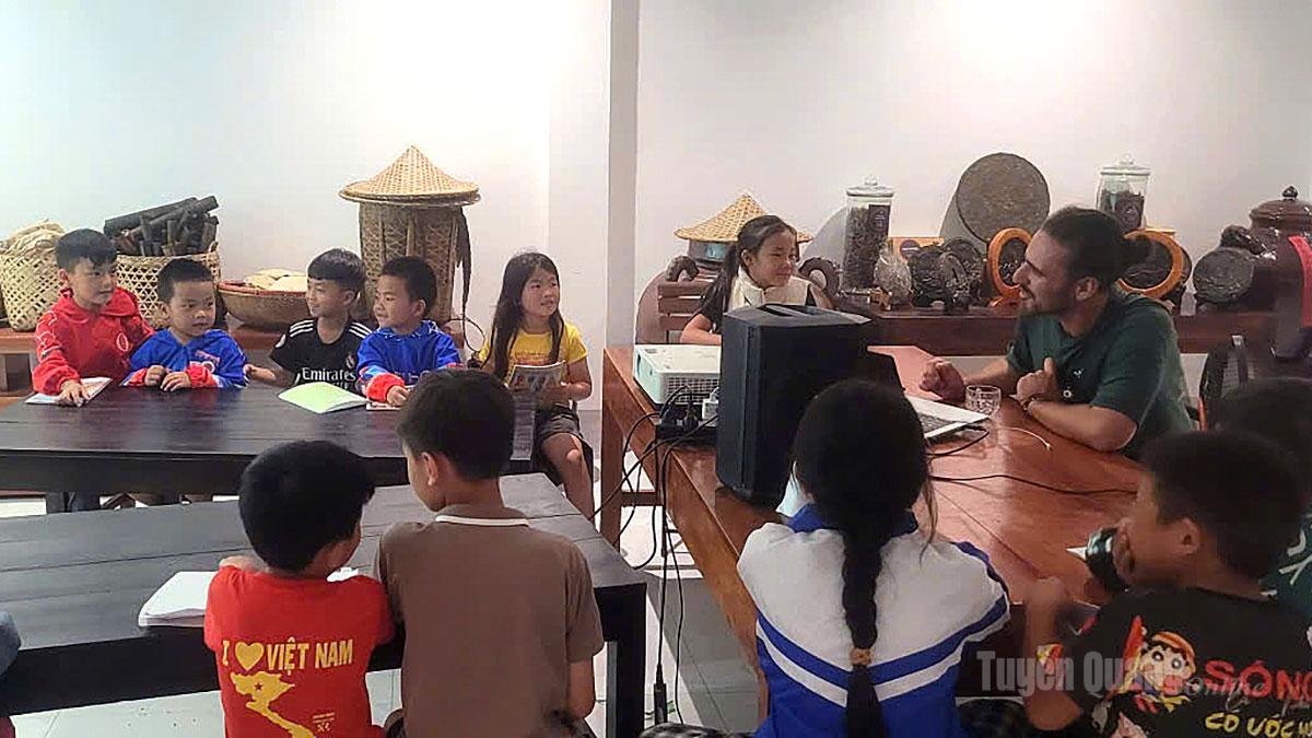 Lớp học tiếng Anh 
miễn phí tại thôn Thèn Pả giúp học sinh và người dân vùng cao tự tin hơn 
trong giao tiếp.