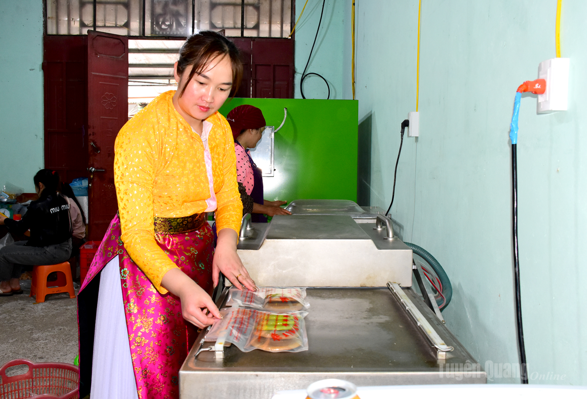 Chị Là Thị Lanh đóng gói sản phẩm bánh đá.