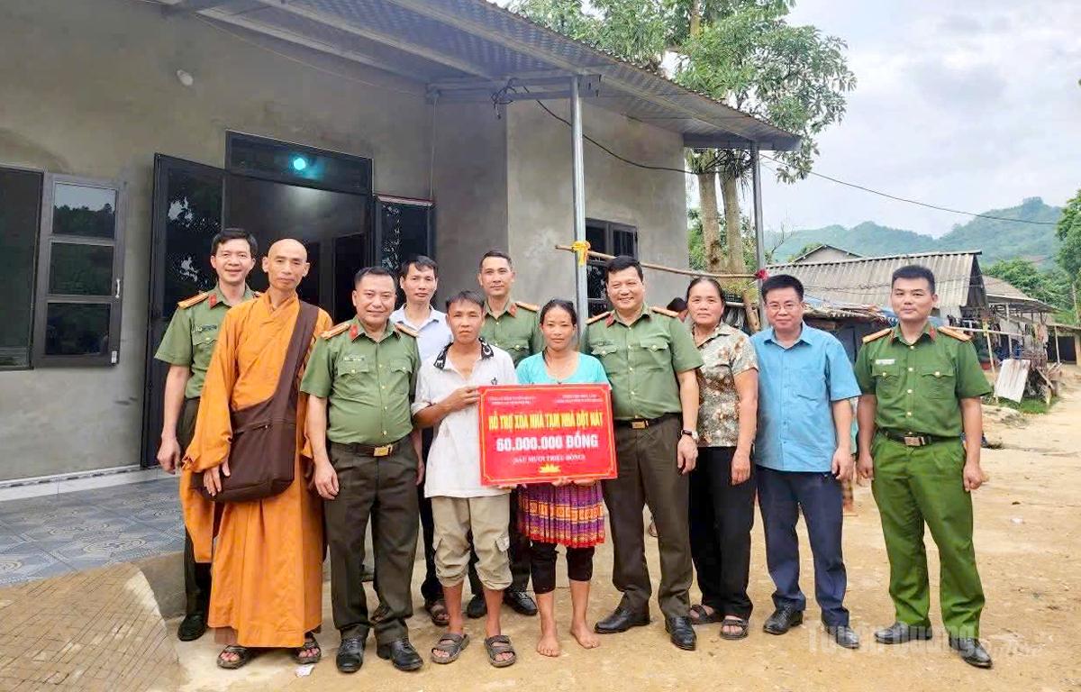 Phòng An ninh Nội địa Công an tỉnh Tuyên Quang phối hợp với Thiền viện Trúc Lâm Chính Pháp trao tiền hỗ trợ làm nhà cho gia đình anh Thào Seo Chệch, thôn 6 Minh Tiến, xã Bình Xa.