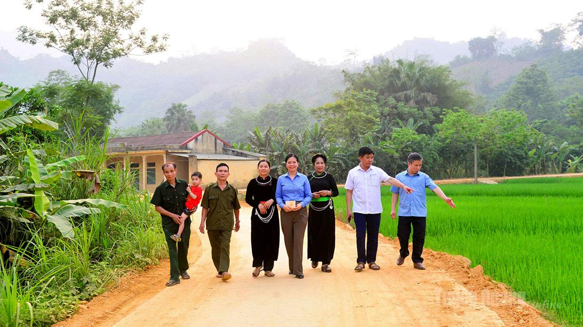 Anh Phạm Đình Thắng (thứ 2 từ phải sang trái), Trưởng thôn Đoàn Kết, xã Lực Hành vận động Nhân dân hiến đất mở rộng nền đường giao thông nông thôn.