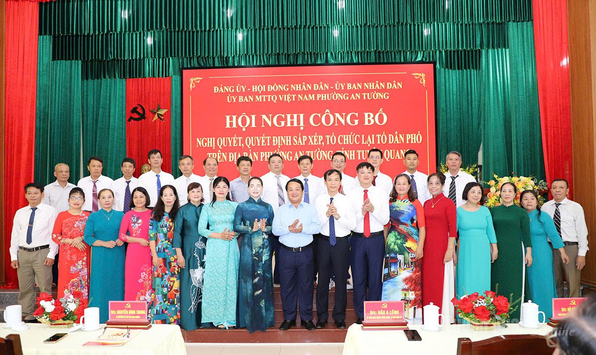 Đồng chí Bí thư Tỉnh ủy Hầu A Lềnh với các Bí thư Chi bộ, Tổ trưởng dân phố phường An Tường tại 
Hội nghị công bố Nghị quyết của HĐND và Quyết định của UBND phường về việc sắp xếp, tổ chức lại thôn, 
tổ dân phố.
