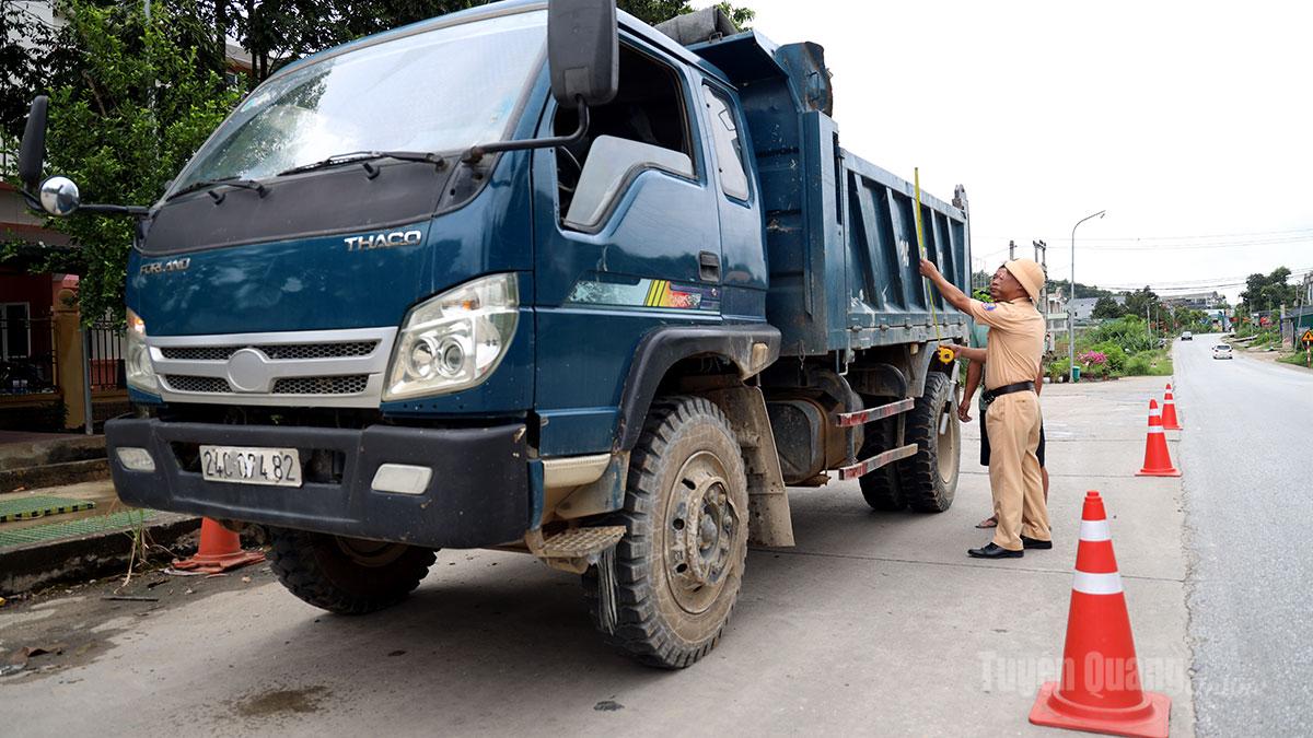 Lực lượng Cảnh sát Giao thông, Công an tỉnh kiểm tra tải trọng, cơi nới thành thùng đối với phương tiện xe tải.