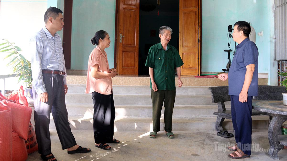 Gia đình ông Vũ Đức Tiến, 
người hoạt động kháng chiến 
bị nhiễm chất độc màu da cam, 
tổ 10, phường Nông Tiến 
được Nhà nước hỗ trợ tiền làm nhà, 
ổn định cuộc sống.