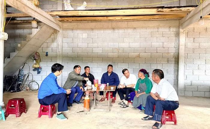 Lãnh đạo xã Lũng Cú nắm bắt tình hình cơ sở và khảo sát các mô hình phát triển kinh tế tại địa phương.