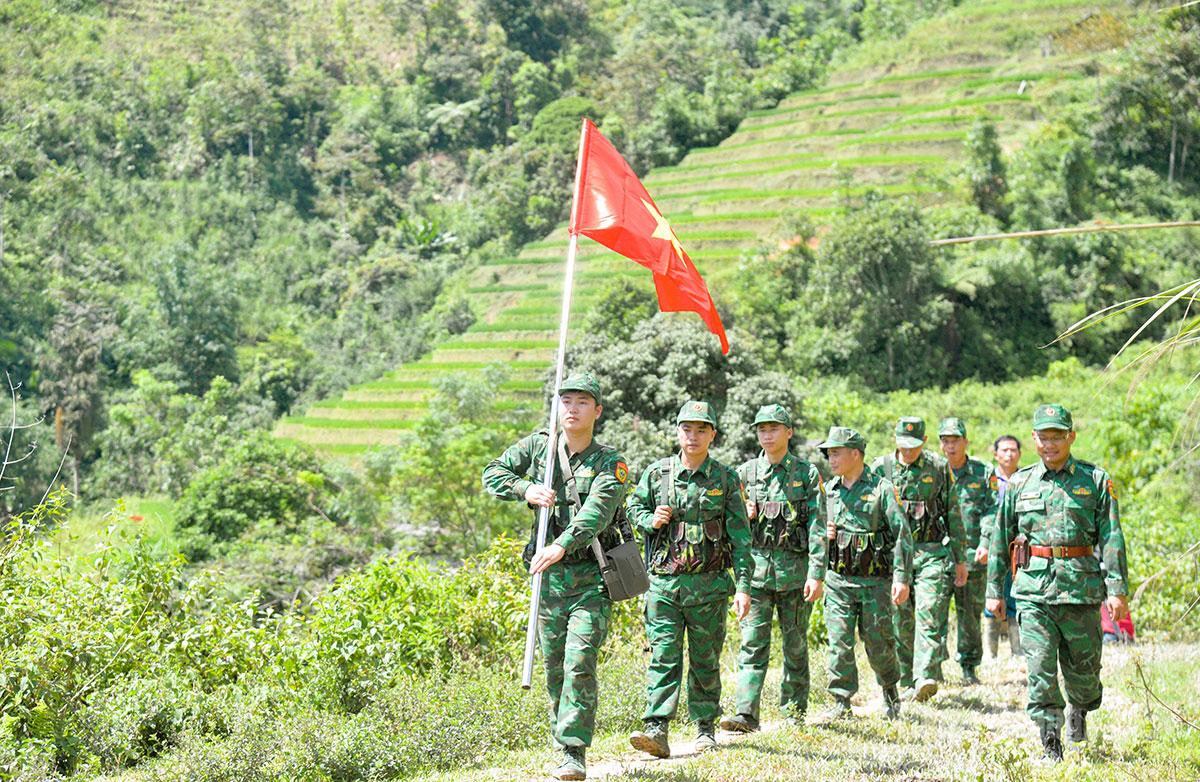 Đường tuần tra của cán bộ, chiến sĩ Đồn Biên phòng Cửa khẩu Quốc tế Thanh Thủy
và Tổ tự quản bảo vệ đường biên, cột mốc trên tuyến biên giới thôn Nặm Ngặt.
