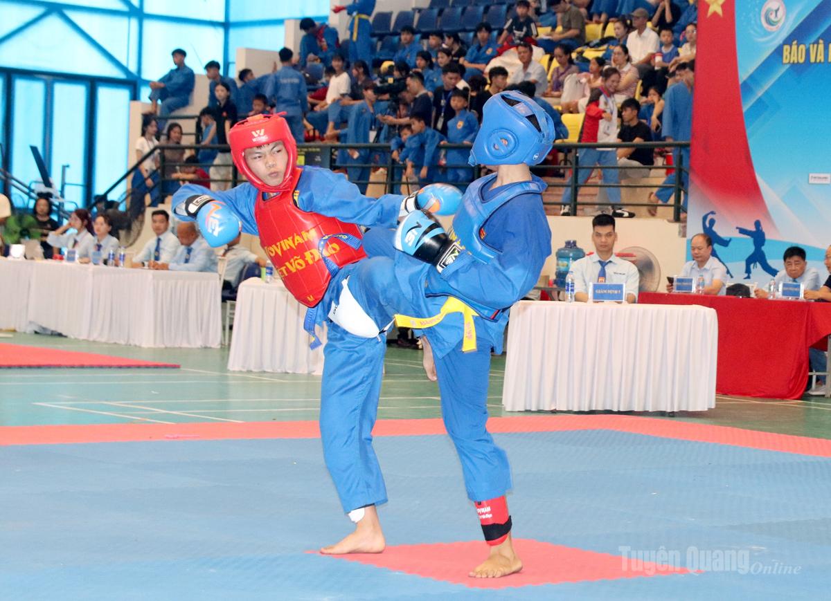 Các trận đối kháng diễn ra sôi nổi, 
thể hiện bản lĩnh, 
kỹ thuật và tinh thần thượng võ của 
võ sinh.