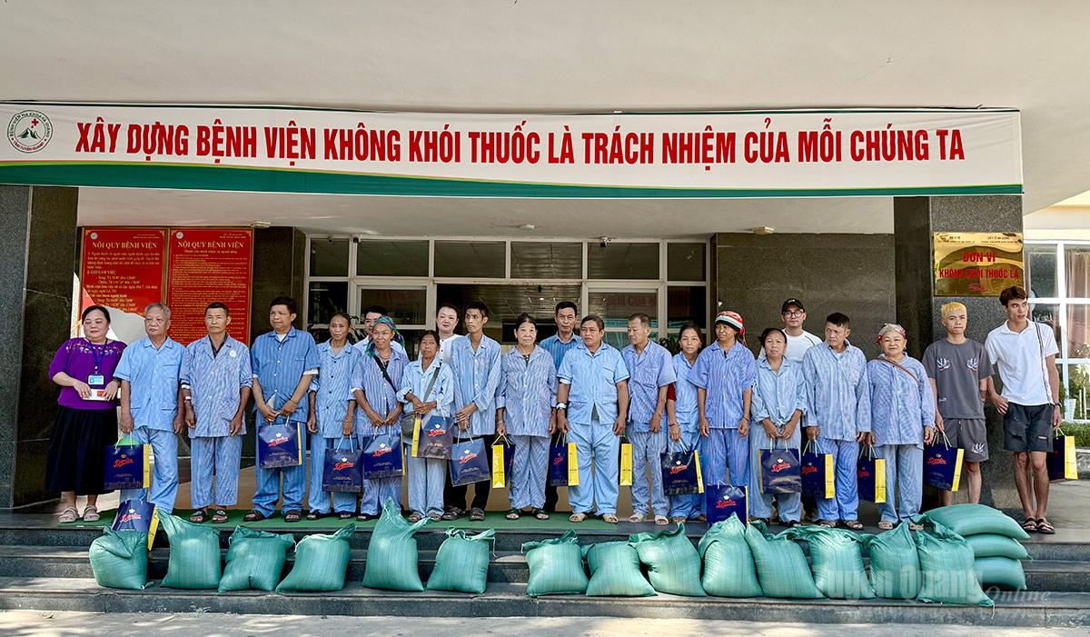 Báo và phát thanh, truyền hình Tuyên Quang cùng các nhà hảo tâm trao gạo cho bệnh nhân chạy thận Bệnh viện Đa khoa Hà Giang.