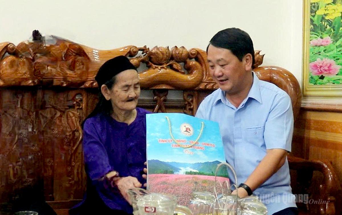 Đồng chí Bí thư Tỉnh ủy Hầu A Lềnh thăm, tặng quà Mẹ Việt Nam Anh hùng Tình Thị Lộc.