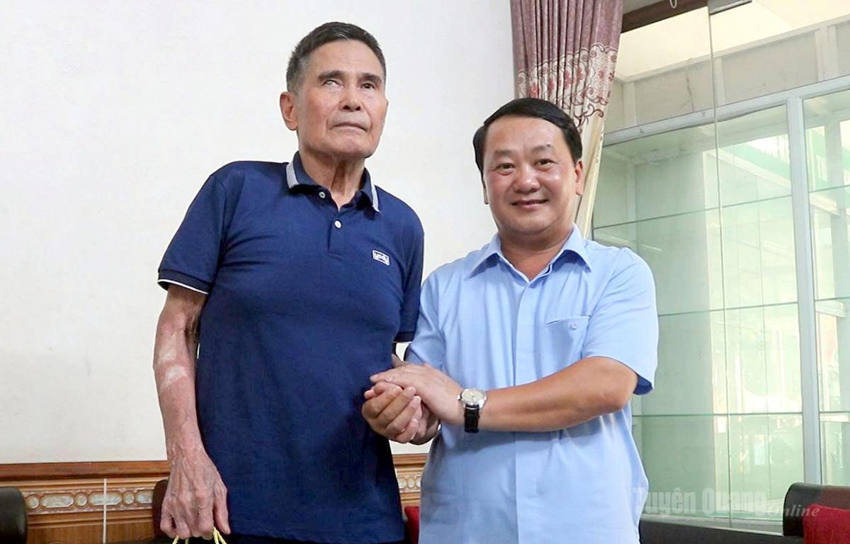 Đồng chí Bí thư Tỉnh ủy Hầu A Lềnh thăm, tặng quà thương binh Ma Kim Lân.