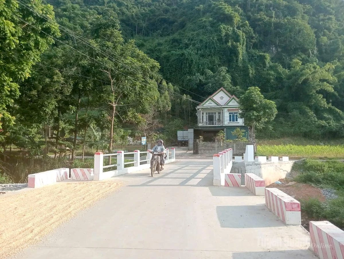 The newly completed bridge has made travel safer and more convenient while facilitating the transport of goods.