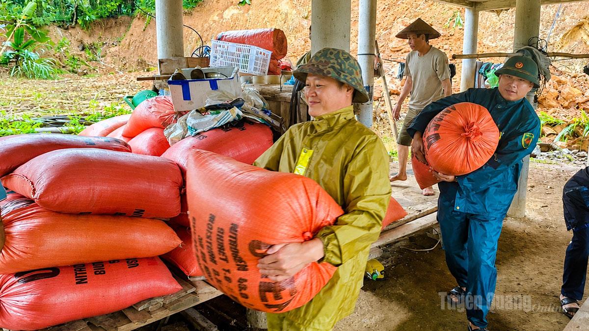 Công an xã Tiên Yên 
hỗ trợ di chuyển tài sản của Nhân dân đến các điểm tránh trú an toàn.