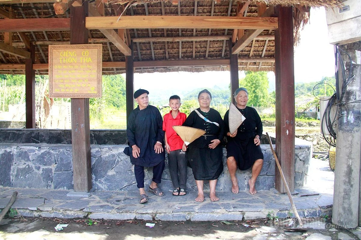 Nguyen So Be shares the story of the ancient well in Tha Village.