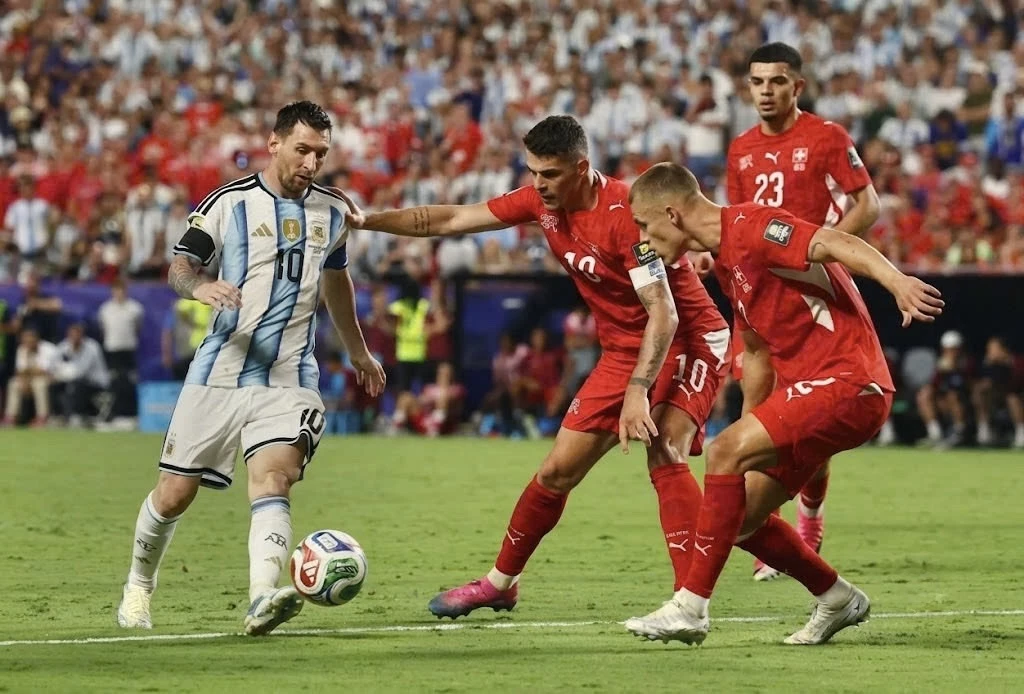 Lionel Messi (bên trái) tiếp tục truyền cảm hứng bằng bản lĩnh và khát vọng chinh phục ở kỳ
World Cup thứ 6 trong sự nghiệp.