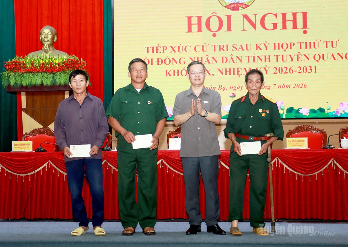 Phó Bí thư Tỉnh ủy, Chủ tịch HĐND tỉnh Nguyễn Văn Sơn tặng quà gia đình chính sách của xã Quản Bạ.