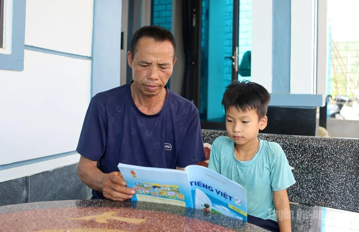 Vuong Van Phuong’s family has settled into their new home in the Cay Thi Resettlement Area, Nhu Khe Commune.