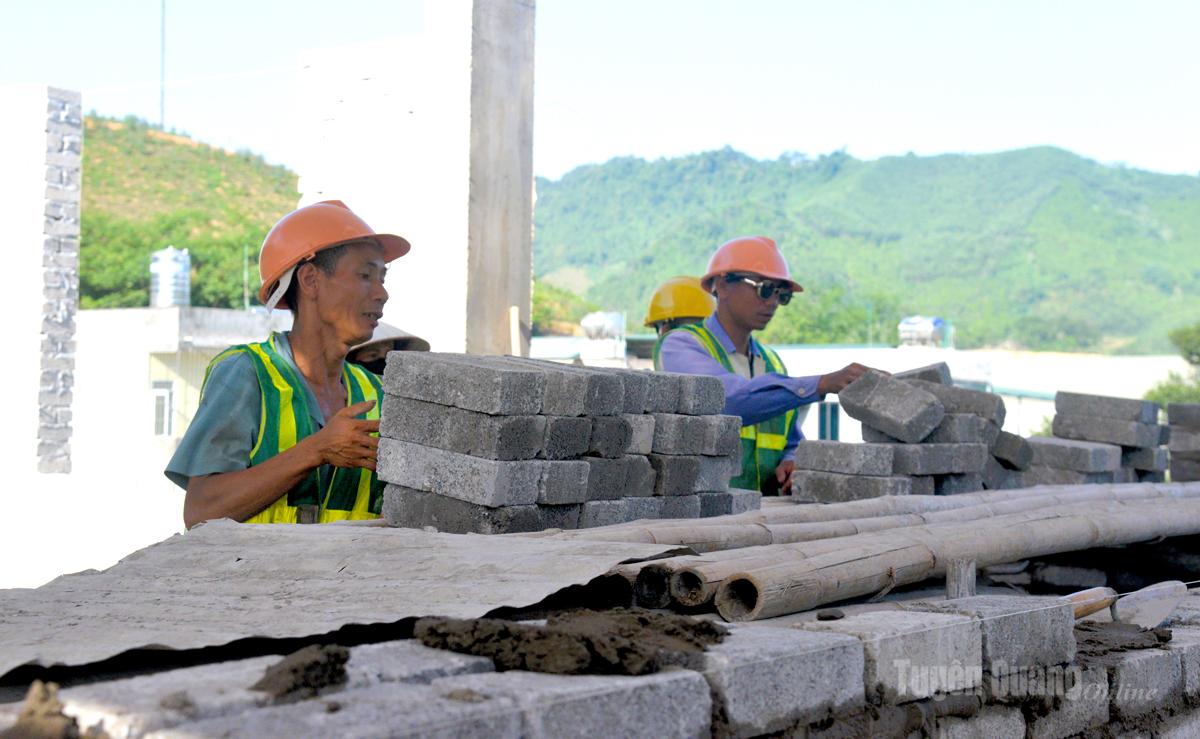Công nhân Công ty cổ phần Tư vấn và Đầu tư xây dựng Phúc Lợi nỗ lực thi công trên công trường xây dựng Trường THCS Trung Sơn, xã Trung Sơn.