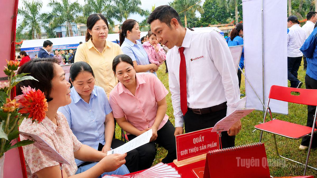 Nhân viên Agribank
Vị Xuyên giới thiệu các dịch vụ tiện ích
cho người dân.