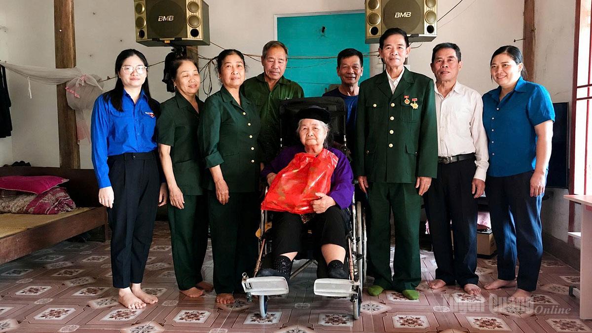 Hội Cựu TNXP tỉnh 
tặng xe lăn và quà hội viên có hoàn cảnh 
khó khăn tại 
xã Trung Sơn.