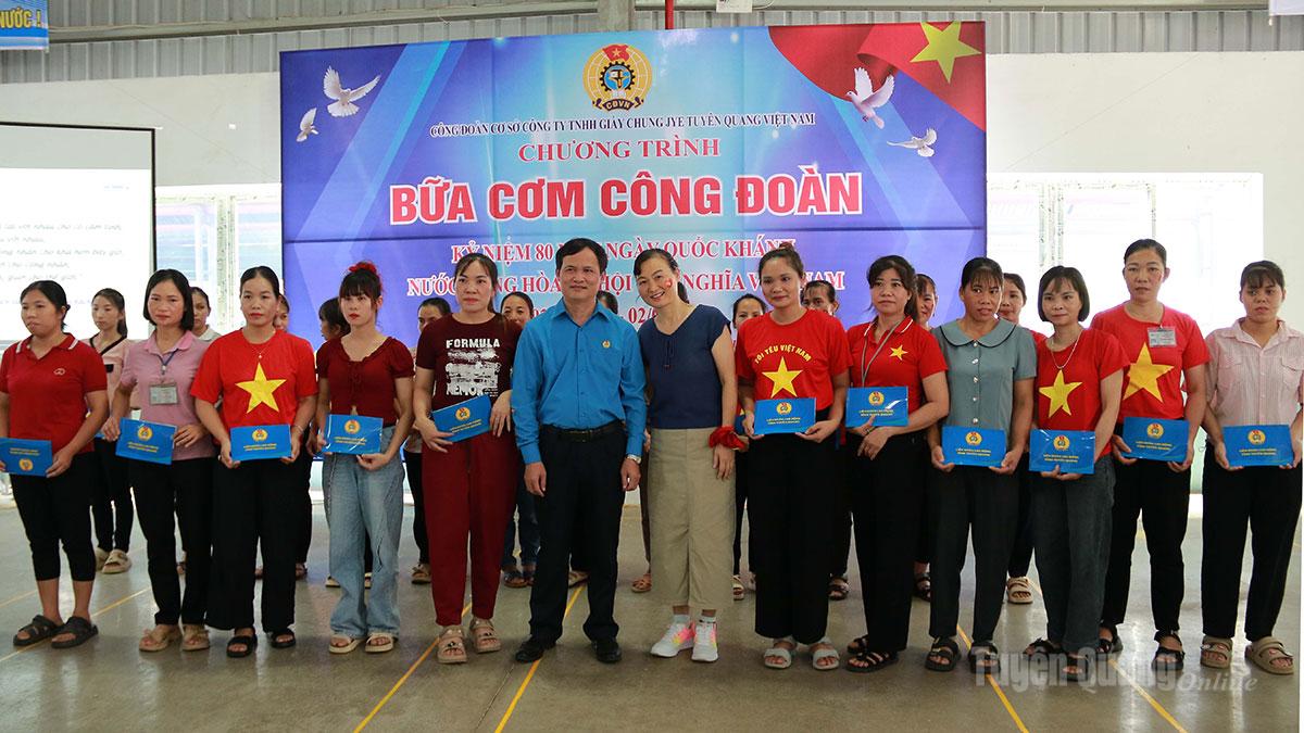 Đồng chí Triệu Tài Phong, 
Ủy viên Ban Chấp hành Đảng bộ tỉnh, Phó Chủ tịch Ủy ban MTTQ tỉnh, Chủ tịch Liên đoàn Lao động tỉnh 
trao quà công nhân có hoàn cảnh khó khăn tại Công ty TNHH sản xuất Giày 
Chung Jye Tuyên Quang.