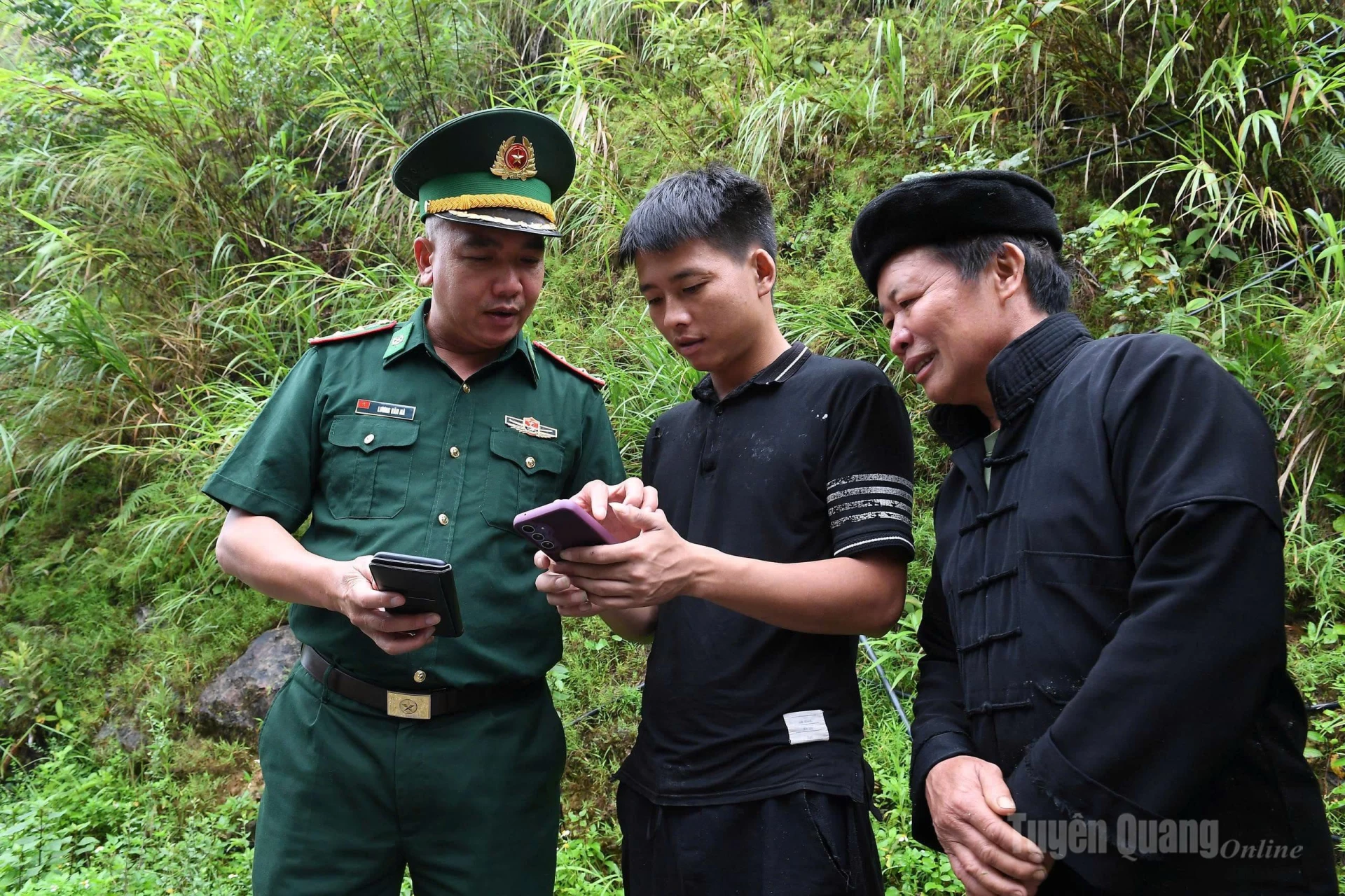 Chiến sĩ Đồn Biên phòng Nghĩa Thuận hướng dẫn người dân cài đặt VNeID
và truy cập Internet an toàn