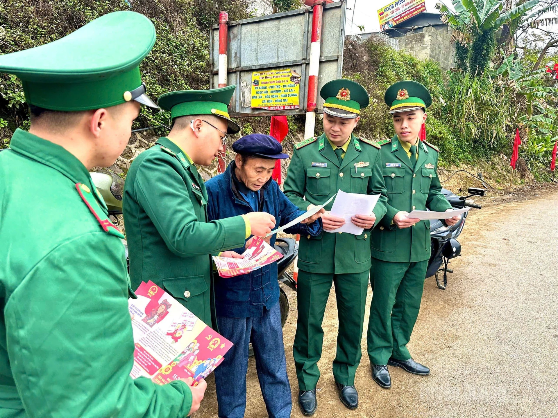 Cán bộ Đồn Biên phòng Lũng Cú tuyên truyền, hướng dẫn người dân tiếp cận và sử dụng
các dịch vụ số