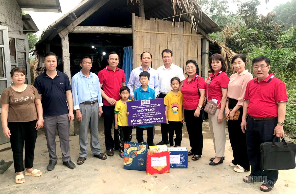 Hội Bảo trợ Người khuyết tật và trẻ mồ côi tỉnh trao kinh phí hỗ trợ 
2 em nhỏ mồ côi tại xã Yên Sơn làm nhà mới.