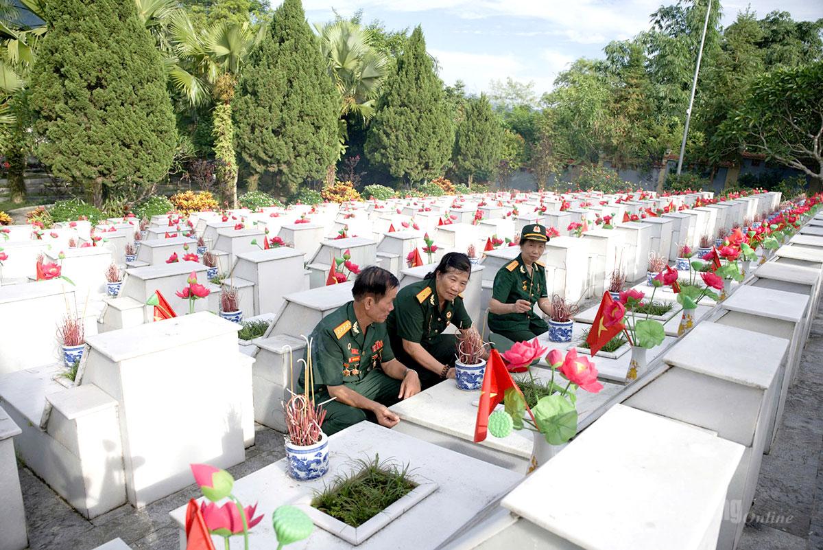Cựu chiến binh Trần Tiến Xuân thắp hương trước anh linh liệt sĩ tại 
Nghĩa trang Liệt sĩ Quốc gia Vị Xuyên.