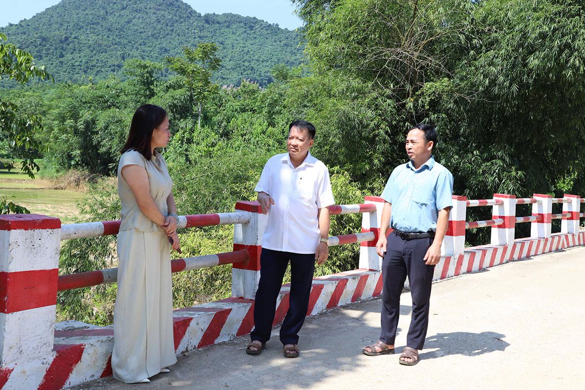 Đồng chí Hoàng Trọng Khoắn, Bí thư Đảng ủy xã Tiên Yên cùng các nhà hảo tâm trao tiền hỗ trợ gia đình anh Nông Văn Có bị hỏa hoạn.