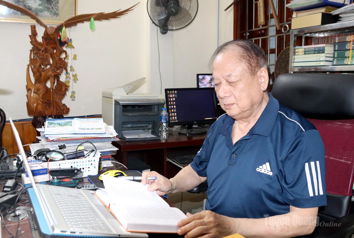 Nhà nghiên cứu văn hóa dân gian Tống Đại Hồng miệt mài sưu tầm, phiên âm và gìn giữ di sản văn học dân gian của người Tày.
