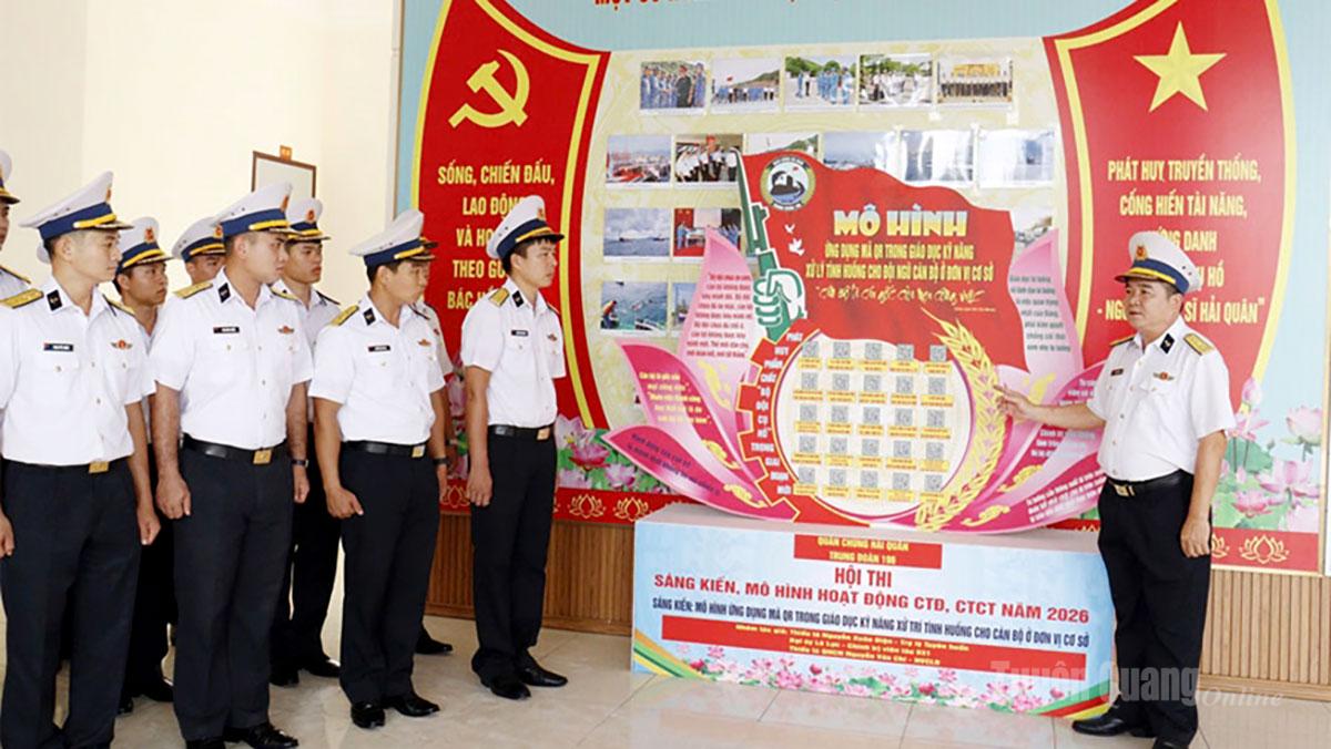 Chỉ huy Trung đoàn Tàu ngầm 196 Hải quân giới thiệu về mô hình ứng dụng mã QR trong tiến hành hoạt động công tác Đảng, công tác chính trị.